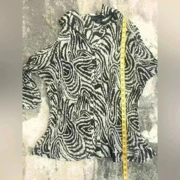 Women’s White&Black New York City Design Blouse - Picture 4 of 5